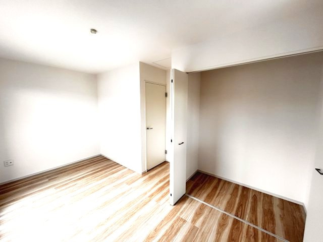 【LIGARE】小山市城北 第15期 全2棟の洋室|〇2号棟　2F洋室6.7帖〇
お子様部屋に最適な広さです。将来お子様がひとり暮らしをしても、いつでも帰ってこれる環境があるのは嬉しいことです。
※2026年6月撮影