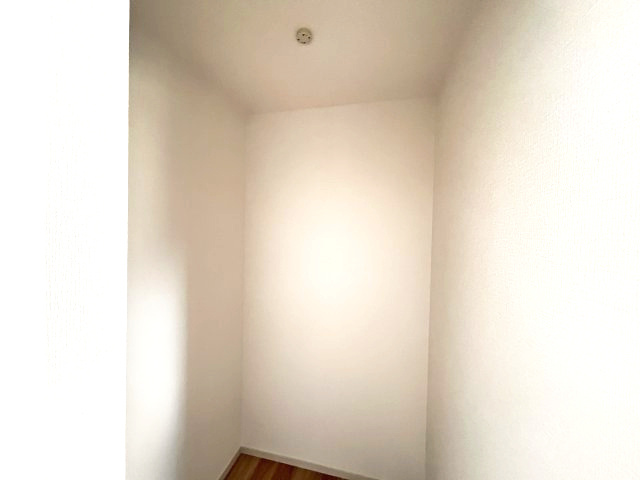 【LIGARE】小山市城北 第15期 全2棟の収納|〇2号棟　ウォークインクローゼット〇
レイアウト自由自在♪収納ボックスを使ったり可動棚を設置してより空間を立体的に使いやすく、あなた好みにカスタマイズ出来ます。	
※2026年6月撮影