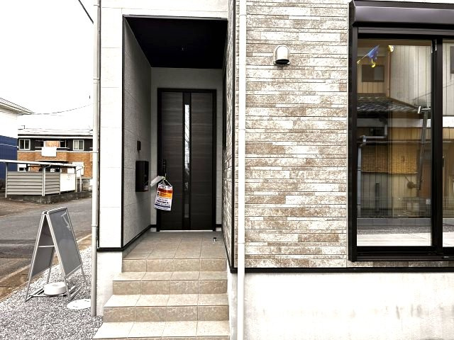 【LIGARE】小山市城北 第15期 全2棟のエントランス|〇2号棟　玄関ポーチ〇
雨の日でも安心な屋根付き、人感センサー照明付き玄関ポーチ。宅配ボックス、TVモニター付きインターフォン標準装備です。
※2026年6月撮影