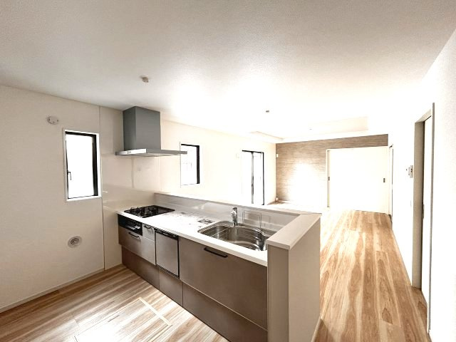 【LIGARE】小山市城北 第15期 全2棟のキッチン|〇2号棟　キッチン〇
木目調のパネルをあつらえたキッチンは部屋の雰囲気にマッチし、ナチュラルな印象。リビングを一望できる対面式なので、お子様を見守りながら家事がこなせます。
※2026年6月撮影