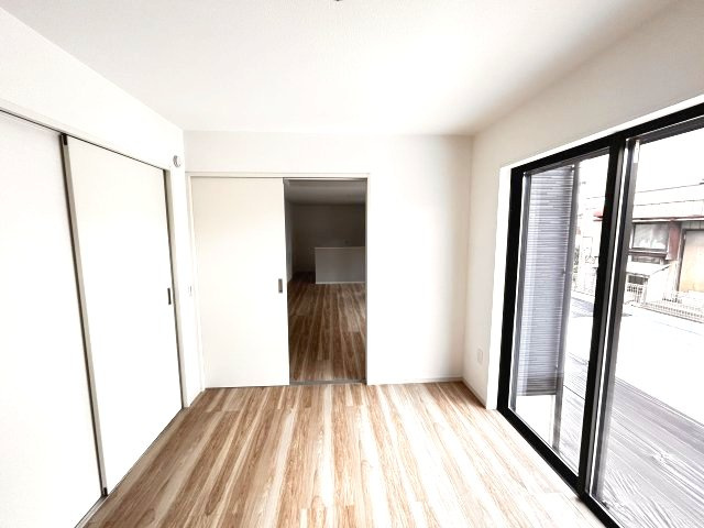 【LIGARE】小山市城北 第15期 全2棟の洋室|〇2号棟　1F洋室4.8帖〇
リビング横の洋室は玄関側とリビング側の二方向から出入りできるので客間にぴったりです♪
※2026年6月撮影