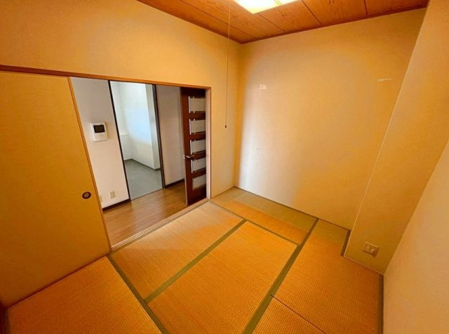 サンヴェール茨木の和室|シンプルで落ち着いた和室は、収納や押入れも完備。家事や生活動線を邪魔せず、快適に暮らせる居心地の良い空間です。