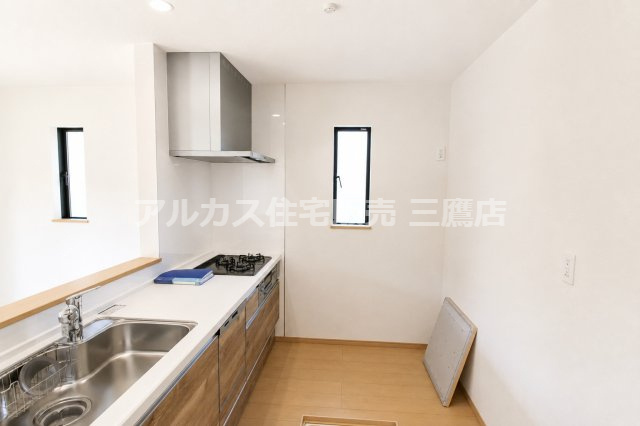 【内覧動画公開中！】中央線 武蔵小金井駅 徒歩19分  新築戸建て 小金井市前原町４丁目のキッチン|リビングを見渡せる対面キッチン。食洗機・3口コンロ付きで毎日の家事も快適にこなせます。