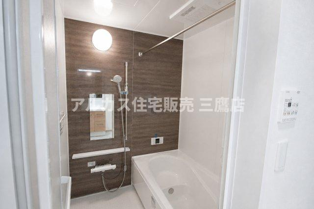 【内覧動画公開中！】中央線 武蔵小金井駅 徒歩19分  新築戸建て 小金井市前原町４丁目の浴室|木目調アクセントパネルが落ち着いた雰囲気を演出。浴室換気乾燥機やシャワーを備え、毎日のバスタイムを快適に過ごせます。
