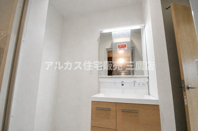 【内覧動画公開中！】中央線 武蔵小金井駅 徒歩19分  新築戸建て 小金井市前原町４丁目の独立洗面台|三面鏡収納付きの洗面化粧台を採用。洗濯機置場もゆとりを持って確保され、家事や身支度がしやすい洗面室です。
