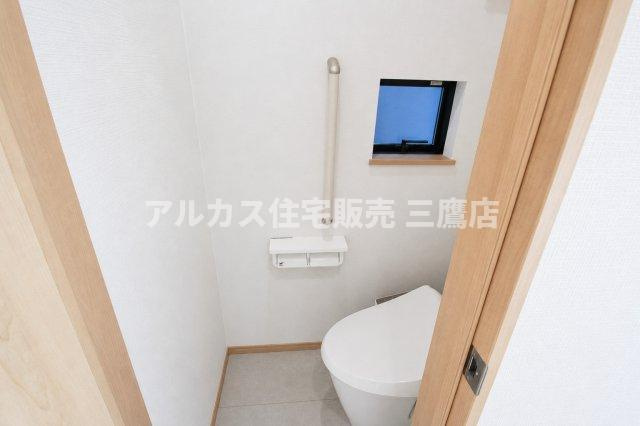 【内覧動画公開中！】中央線 武蔵小金井駅 徒歩19分  新築戸建て 小金井市前原町４丁目のトイレ|小窓を備えた明るいトイレ空間。手すりや温水洗浄便座を備え、毎日快適にお使いいただけます。
