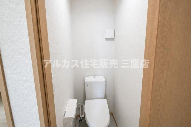 【内覧動画公開中！】中央線 武蔵小金井駅 徒歩19分  新築戸建て 小金井市前原町４丁目のトイレ|温水洗浄便座を備えた清潔感のあるトイレ。シンプルなデザインで、お手入れもしやすい空間です。
