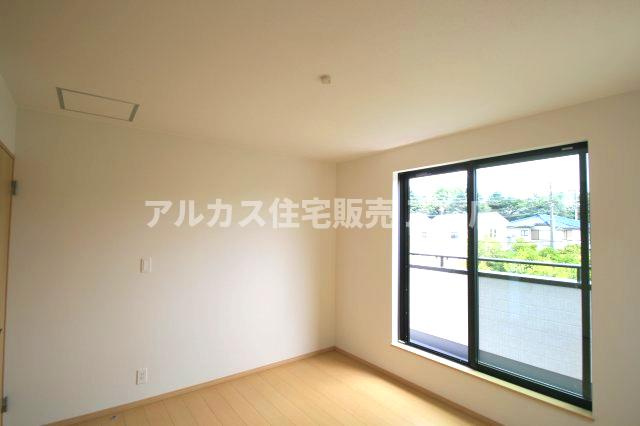 【内覧動画公開中！】中央線 武蔵小金井駅 徒歩19分  新築戸建て 小金井市前原町４丁目の洋室|バルコニーに面した開放感のある洋室。たっぷりの陽光が差し込み、心地よいプライベート空間を演出します。