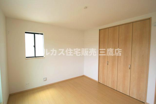 【内覧動画公開中！】中央線 武蔵小金井駅 徒歩19分  新築戸建て 小金井市前原町４丁目の洋室|収納力のあるクローゼットを備えた洋室。お部屋をすっきりと保ちながら快適に暮らせます。