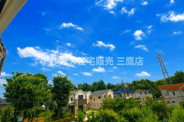 【内覧動画公開中！】中央線 武蔵小金井駅 徒歩19分  新築戸建て 小金井市前原町４丁目の展望|空を大きく感じられる開放的な眺望が魅力。周囲には豊かな緑が広がり、晴れた日には青空を眺めながら、ゆったりとした時間をお過ごしいただけます。
