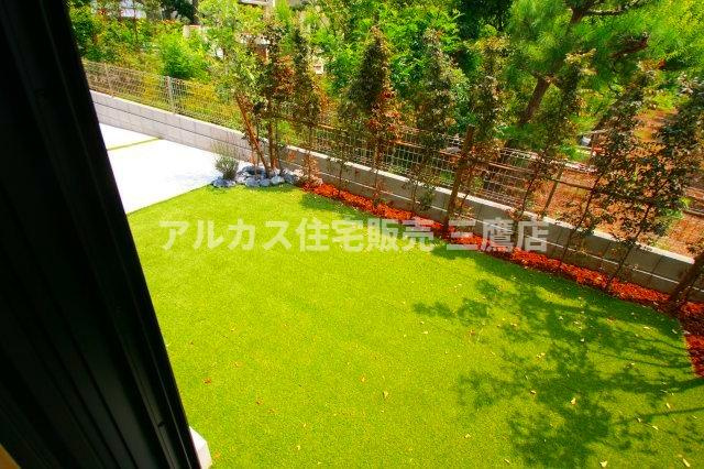 【内覧動画公開中！】中央線 武蔵小金井駅 徒歩19分  新築戸建て 小金井市前原町４丁目の庭|広々とした人工芝スペースは、お子さまやペットものびのび過ごせる憩いの空間。お手入れの負担も少なく一年中きれいな景観を保てます。