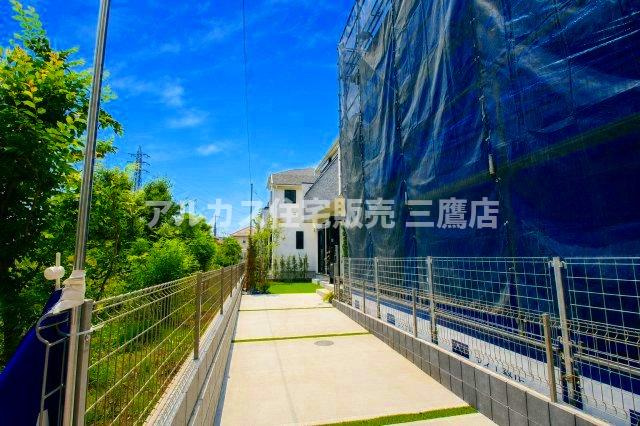 【内覧動画公開中！】中央線 武蔵小金井駅 徒歩19分  新築戸建て 小金井市前原町４丁目の駐車場|ゆとりあるアプローチが住まいへと続く、開放感あふれるエントランス。カースペースから玄関までの動線もスムーズで、毎日の出入りや荷物の持ち運びも快適です。
