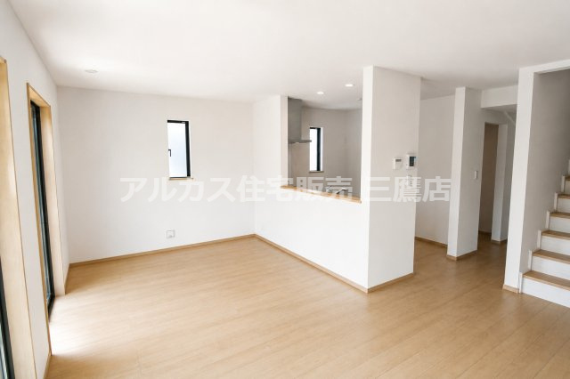 【内覧動画公開中！】中央線 武蔵小金井駅 徒歩19分  新築戸建て 小金井市前原町４丁目の居間・リビング|大きな窓から陽光が差し込む明るいLDK。開放感あふれる心地よい住空間です。
