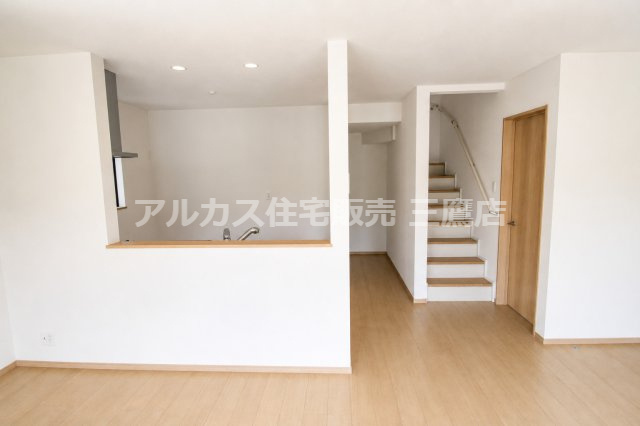 【内覧動画公開中！】中央線 武蔵小金井駅 徒歩19分  新築戸建て 小金井市前原町４丁目の居間・リビング|対面キッチンとリビング階段を採用。家族の会話が自然と生まれる、開放感あふれるLDKです。