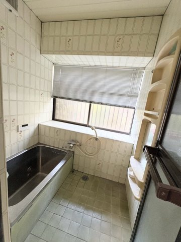 【浴室】 | 片縄北6丁目中古戸建 | 出窓があり、換気と光が取入れやすいです。