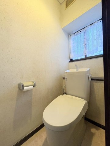 【トイレ】 | 片縄北6丁目中古戸建 | 窓付きです。