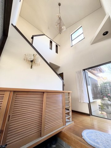 【玄関】 | 片縄北6丁目中古戸建 | 中庭が臨める、明るく開放的な玄関。