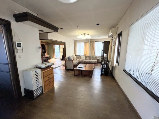 【居間・リビング】 | 片縄北6丁目中古戸建 | 和室繋がりの広さを感じるリビングダイニング。