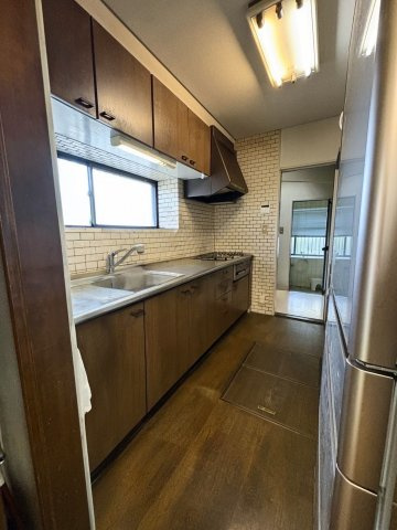【キッチン】 | 片縄北6丁目中古戸建 | 独立したキッチン。急な来客があっても生活感を隠せますね。