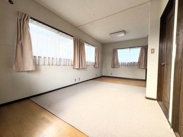 【洋室】 | 片縄北6丁目中古戸建 | ２つドアがあり、区切って二部屋にも変更可能。
