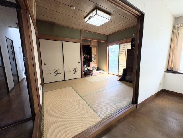 【和室】 | 片縄北6丁目中古戸建 | リビングを通さずに和室へ入れる動線もあります。