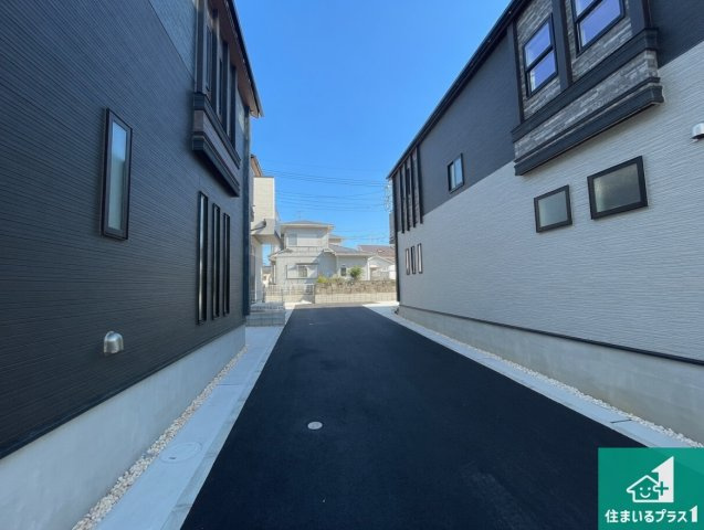 ★草津市上笠　新築一戸建ての前面道路含む現地写真|周辺は閑静な住宅街！前面道路広々で車の出し入れも便利です。駐車が苦手な方でも安心して車庫入れできます！
