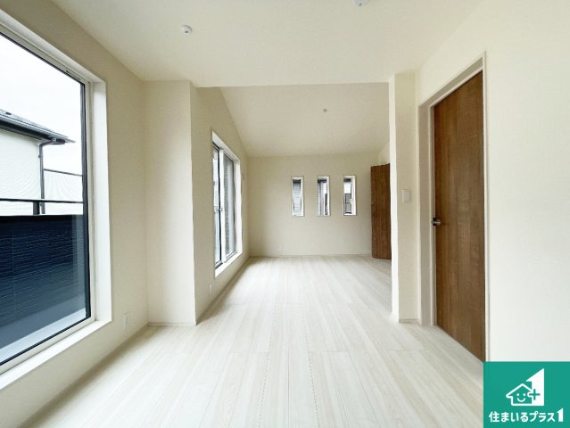 ★草津市上笠　新築一戸建ての洋室|シンプルな洋室は、自分好みのインテリアが楽しめます♪ご家族とインテリアや家具を選びに行くのは入居時の醍醐味の一つです。ぜひお楽しみください♪