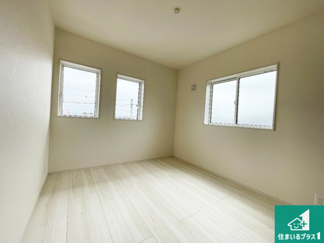 ★草津市上笠　新築一戸建ての洋室|シンプルな洋室は、自分好みのインテリアが楽しめます♪ご家族とインテリアや家具を選びに行くのは新築購入時の醍醐味の一つです。ぜひお楽しみください♪
