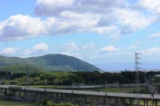 【展望】 | ヴェルドール琵琶湖リゾート | JR湖西線からの緑の山々