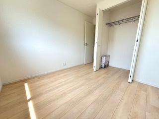 【洋室】 | 東広島市西条町寺家（寺家駅）全6区画　NO2 | 2階　洋室×3　収納付きでお部屋がスッキリ広く使えます。
