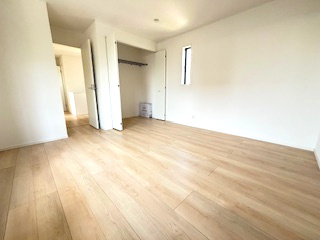【洋室】 | 東広島市西条町寺家（寺家駅）全6区画　NO2 | 2階　洋室×3　収納付きでお部屋がスッキリ広く使えます。