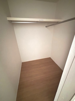 【収納】 | 中区吉島西2丁目（舟入南電停）全1棟【外構工事込み】 | 主寝室に備えられたウォークインクローゼット。枕棚とハンガーパイプが設置されており、衣類だけでなくスーツケースや季節家電などもまとめて収納できます。お部屋がすっきりと片付きます。