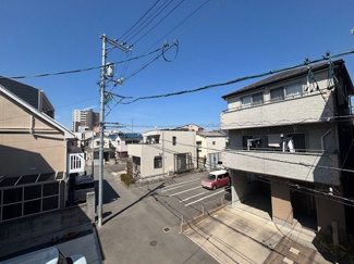 【展望】 | 中区吉島西2丁目（舟入南電停）全1棟【外構工事込み】 | バルコニーからの景色。周辺は低層の住宅が中心の落ち着いた街並みが広がります。前面に高い建物がないため、開放感があり、心地よい光と風を感じることができます。
