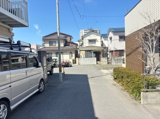 【前面道路含む現地写真】 | 中区吉島西2丁目（舟入南電停）全1棟【外構工事込み】 | 前面道路は視界が開けており、お車の出し入れもスムーズに行える広さがあります。周辺は落ち着いた住宅街となっており、静かな住環境を重視される方にも適した立地です。