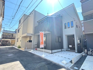 【外観】 | 中区吉島西2丁目（舟入南電停）全1棟【外構工事込み】 | グレーとブラックのコントラストが映える、モダンな意匠の外観。カースペースは並列2台駐車が可能（車種による）で、前面に遮るものがなく陽当たりも良好です。ゆとりある敷地を活かした設計が目を引きます。