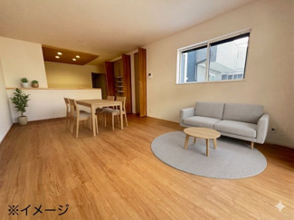 【居間・リビング】 | 中区吉島西2丁目（舟入南電停）全1棟【外構工事込み】 | 二面採光で明るく開放的な18.5帖のリビング。家具を置いてもゆとりがあるため、様々なレイアウトが可能です。可動棚付きの壁面収納は、本や生活用品、趣味のアイテムなど、多目的に活用できます。