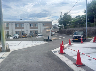 【前面道路含む現地写真】 | 佐伯区坪井1（楽々園駅）全3区画　NO1【外構工事込】 | 前面道路4ｍ