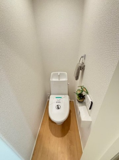 【トイレ】 | 西区東観音町（全3区画）1号棟　 | 温水洗浄便座付きのトイレです。壁面には、トイレットペーパーのストックや掃除用具を置くのに便利な収納棚を完備。白を基調とした清潔感のある内装で、コンパクトながらも機能的な空間です。