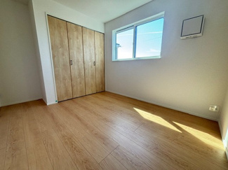 【洋室】 | 西区東観音町（全3区画）1号棟　 | 3階に位置する主寝室に適した8帖の洋室です。ゆとりある広さに加え、2面の窓から自然光が差し込む明るい空間です。上階のため外部からの視線が届きにくく、プライバシーを保ちながらリラックスして過ごせます。