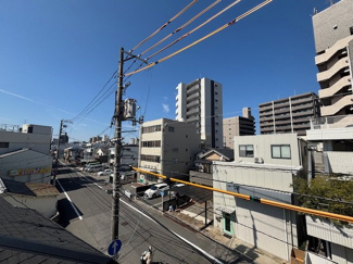 【展望】 | 西区東観音町（全3区画）1号棟　 | 3階バルコニー付近からの眺望です。周囲には高い建物が少なく、遠くまで見渡せる開放的な景色が広がります。遮るものが少ないため日当たりも確保しやすく、心地よい風を感じられる住環境です。