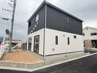 【外観】 | 安芸郡熊野町呉地1丁目　全7区画　NO7 | 角地お庭付♪