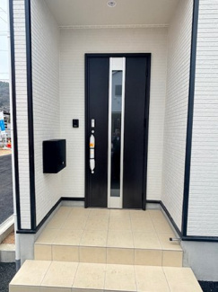 【玄関】 | 安芸郡熊野町呉地1丁目　全7区画　NO7 | シックな落ち着いた色合いの玄関