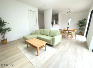 【居間・リビング】 | 安芸郡熊野町呉地1丁目　全7区画　NO7 | 17帖リビング☆対面式のキッチンでリビングが見渡せるので、お子様やご家族の様子が見えて安心です♪