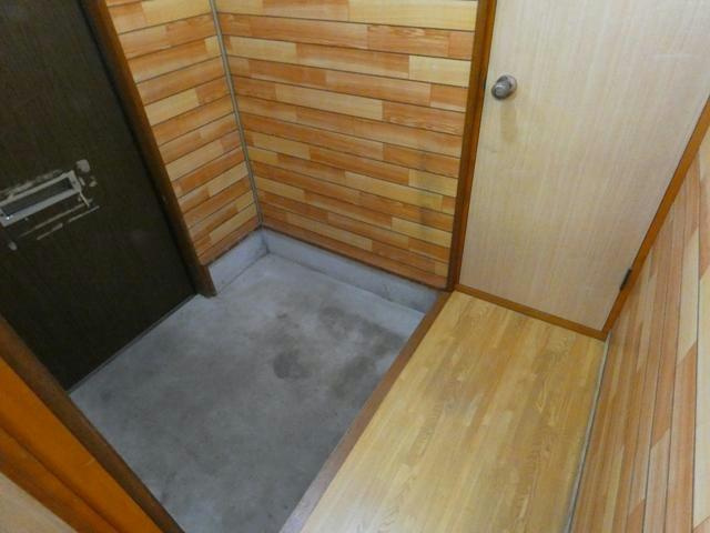 菅マンションの玄関