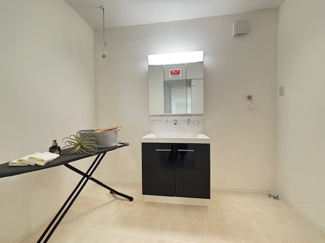 【独立洗面台】 | 廿日市市大野字水口全2区画　NO1 | 三面鏡付きの洗面台は、メイクもドライヤーも余裕のスペースです。☆ランドリースペースも♪
