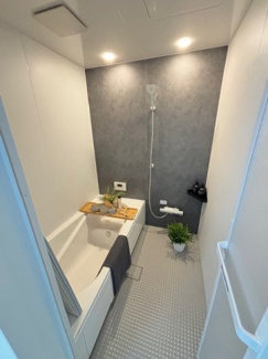 【浴室】 | 廿日市市大野字水口全2区画　NO1 | ゆったりした浴槽は、足を伸ばしてゆったり湯船につかることができます。
浴室換気乾燥機付きで雨や夜のお洗濯にも大活躍♪