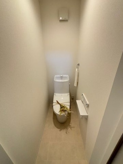 【トイレ】 | 廿日市市大野字水口全2区画　NO1 | バルコニーは南東向きで陽当たり・見晴らし・風通しも良好です。
2部屋から出入り可能☆シンプルなデザインはお掃除やしやすく衛生的。温水洗浄便座付き　トイレ×２