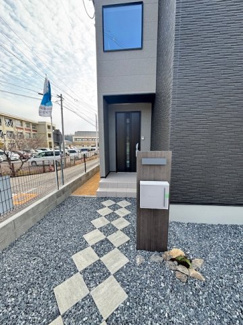 【玄関】 | 廿日市市大野字水口全2区画　NO1 | ☆落ち着いた色合いの玄関までのアプローチ