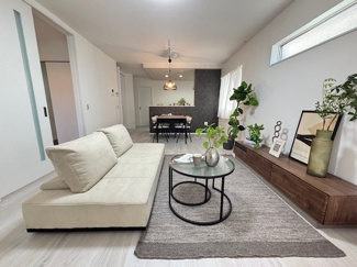 【居間・リビング】 | 廿日市市大野字水口全2区画　NO1 | 17.5帖リビング☆
対面式のキッチンでリビングが見渡せるので、お子様やご家族の様子が見えて安心です♪