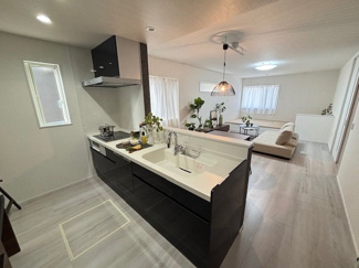 【居間・リビング】 | 廿日市市大野字水口全2区画　NO1 | ☆火を使わないIHクッキングヒーターで安全調理☆凹凸がないのでお掃除もラク☆